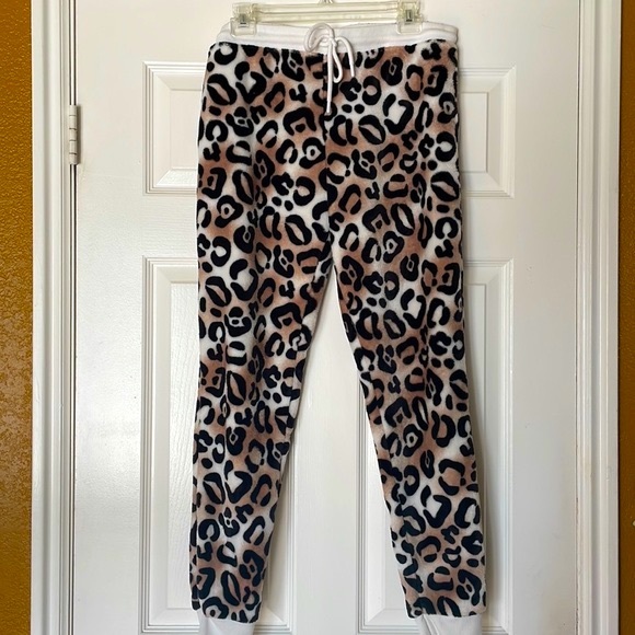 Secret Treasures Lounge Set - Picture 7 of 10